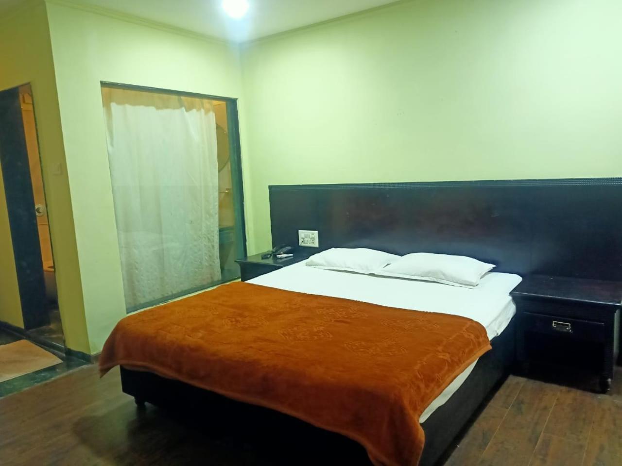 Hotel Skylark Нагпур Экстерьер фото